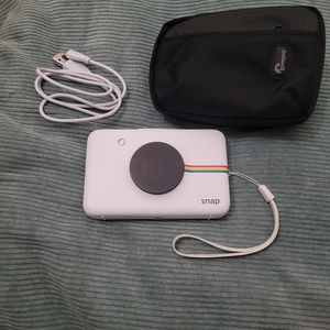 Polaroid Snap camera with charger cord & a case